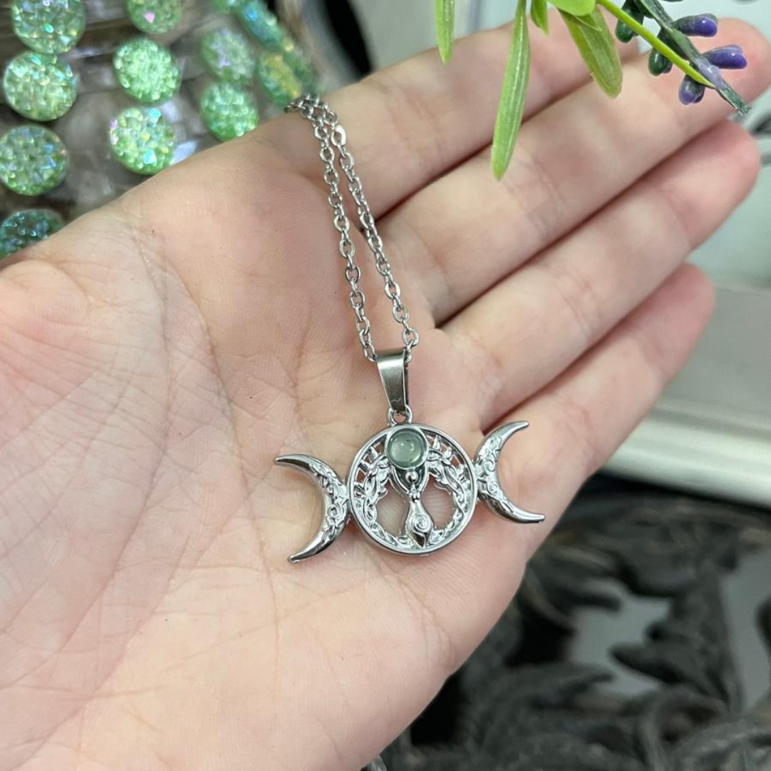 Collar Triple Luna Aventurina Verde Acero (Diosa Wicca Fertilidad)