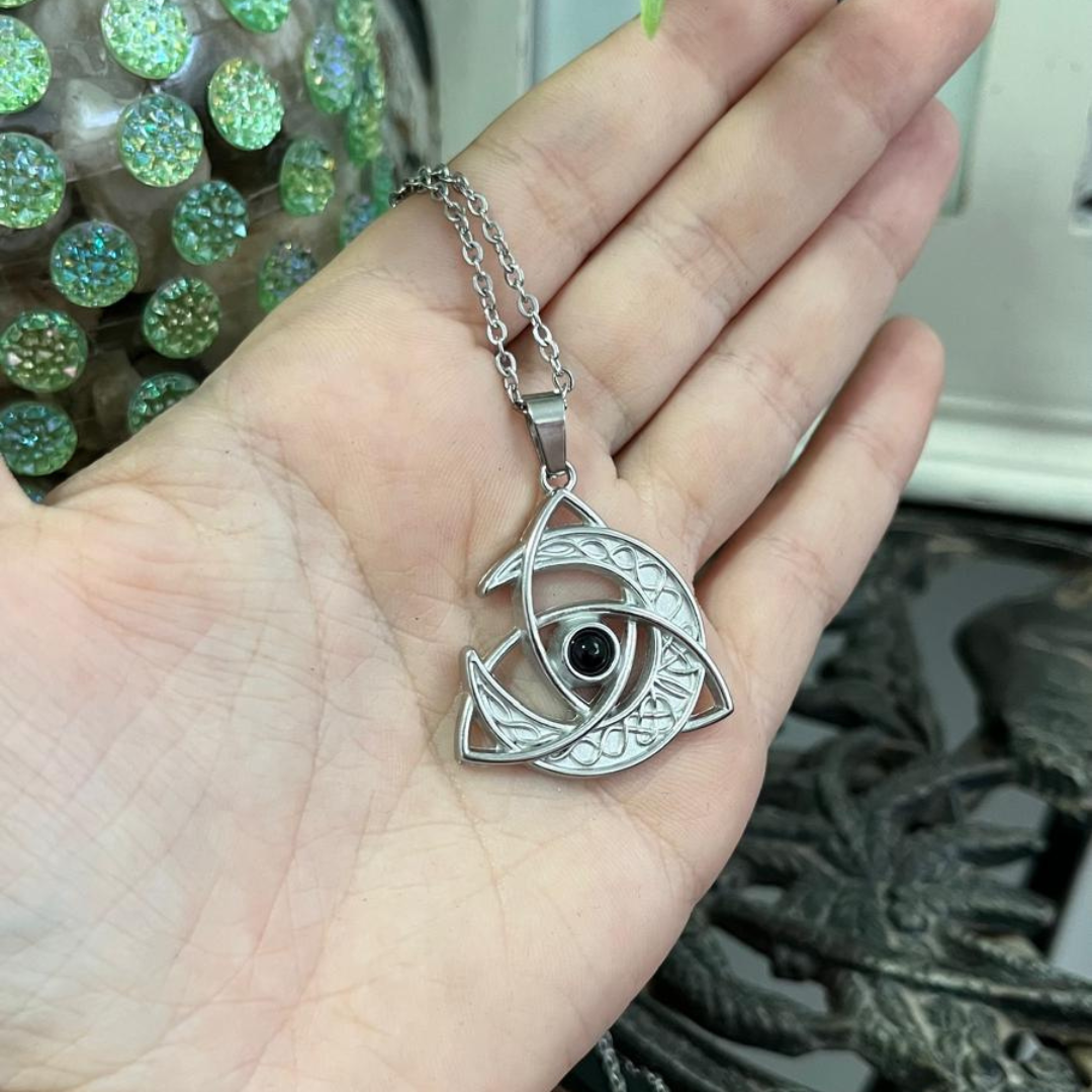 Collar Triqueta Luna Ónix Acero
