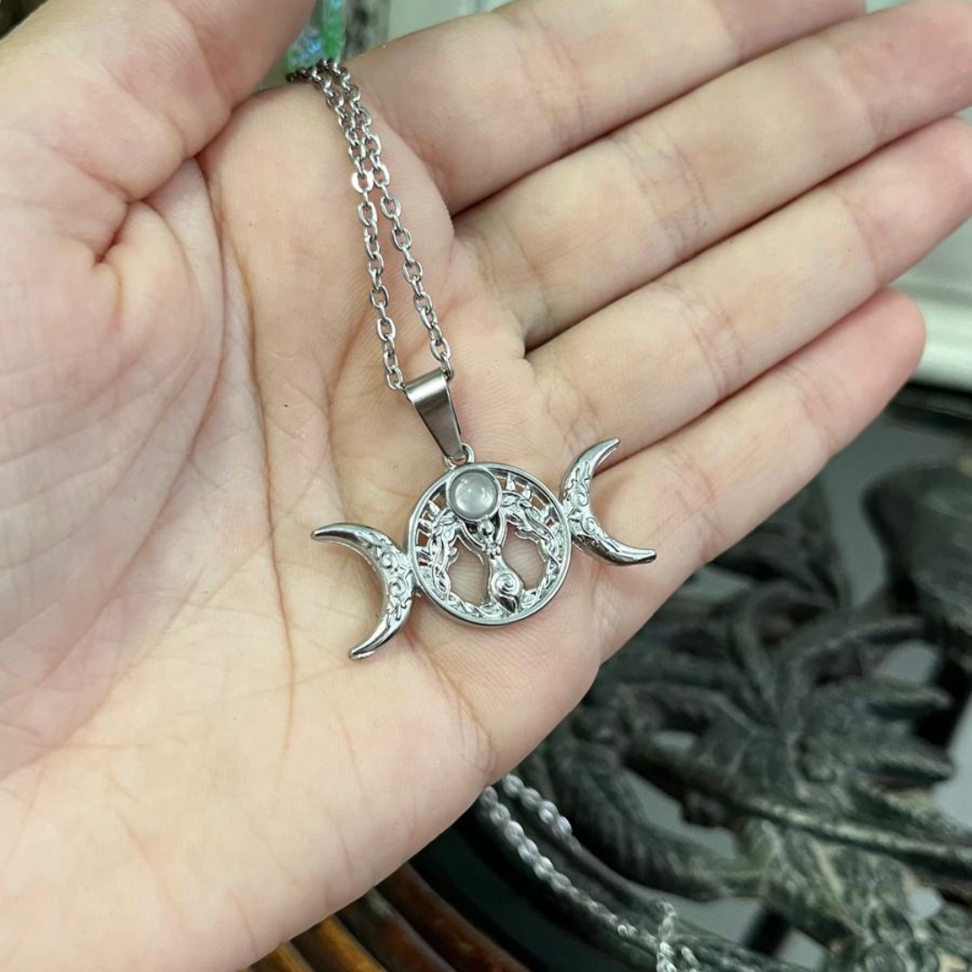 Collar Triple Luna Cuarzo Rosa Acero (Diosa Wicca Fertilidad)