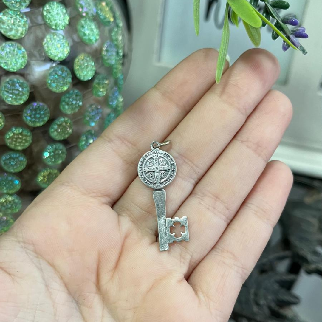 Colgante Llave San Benito Plata