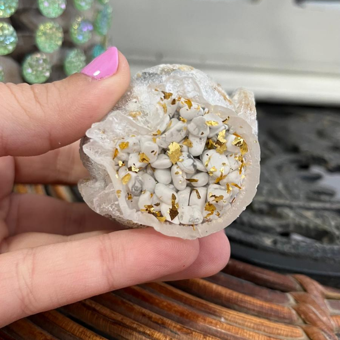 Búho Luz Dorada (Howlita Blanca y Oro)