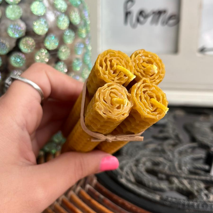 Velas de Miel con Colgante Nudo de Bruja