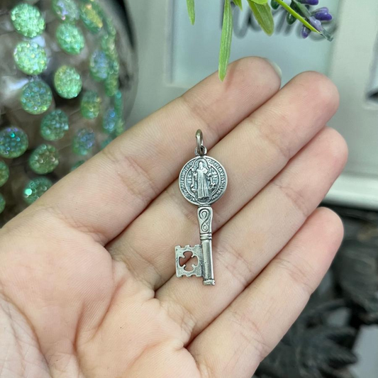 Colgante Llave San Benito Plata