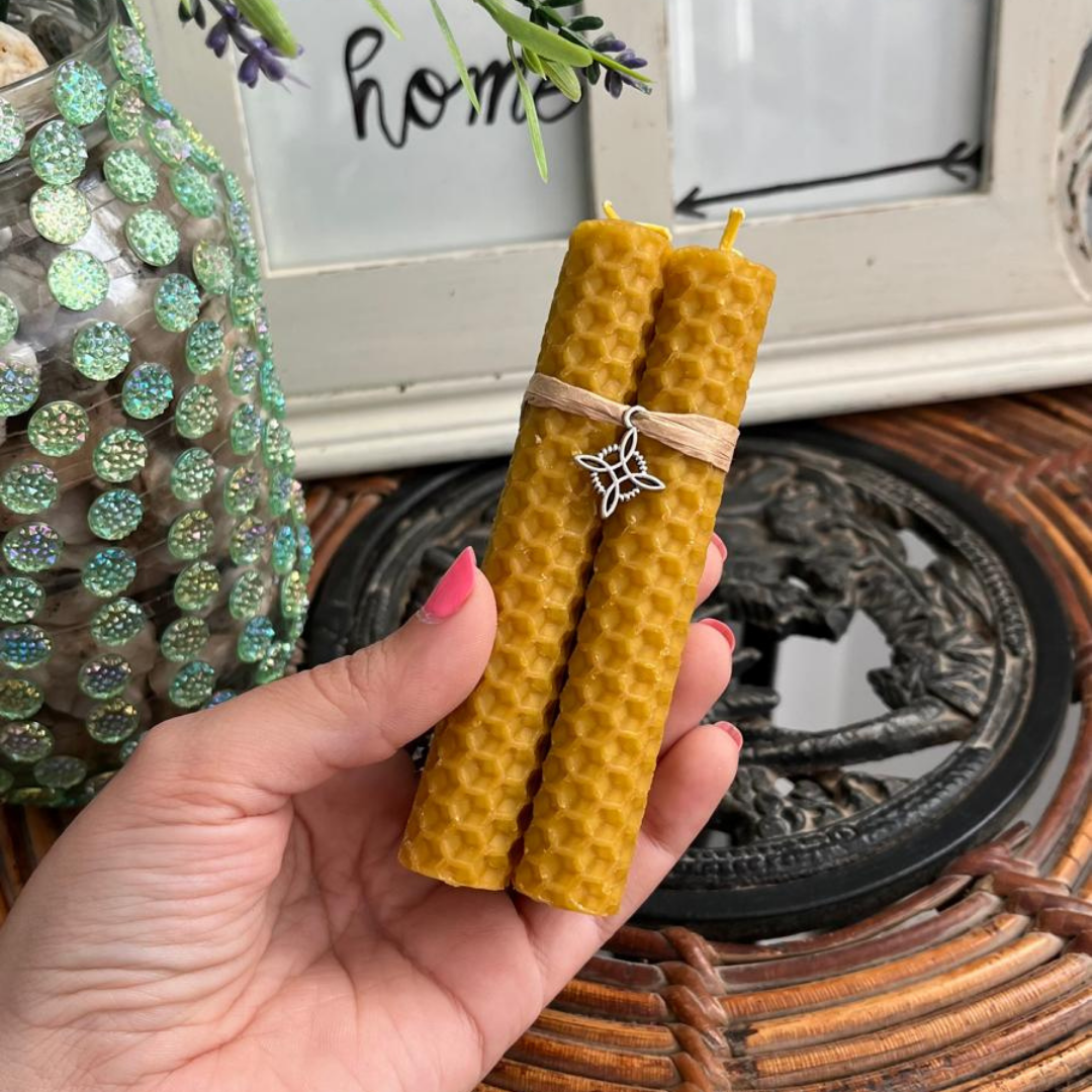 Velas de Miel con Colgante Nudo de Bruja